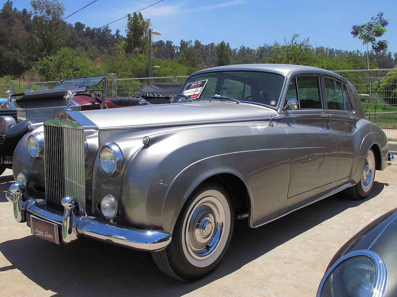 A Silver Cloud II in two-tone livery, the formal John Blatchley coachwork carried unchanged over the new 6.2-litre V8. Wikimedia Commons · order_242 · CC BY-SA 2.0